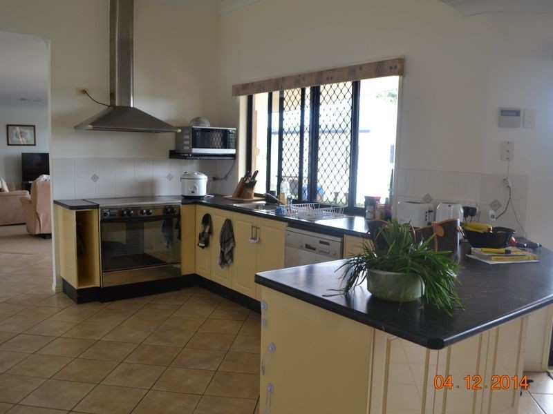 14 Coral Cove Drive, Coral Cove QLD 4670