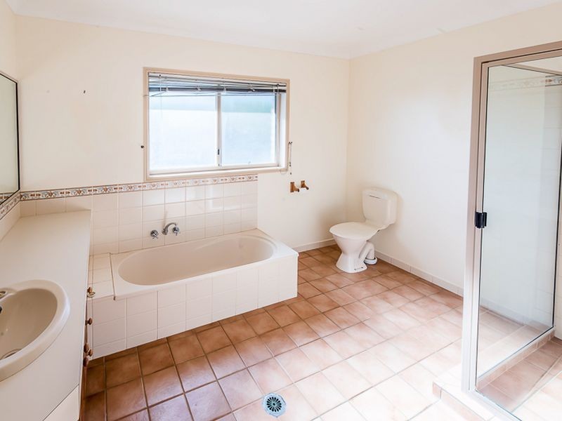 16 Hilltop Avenue, Qunaba QLD 4670