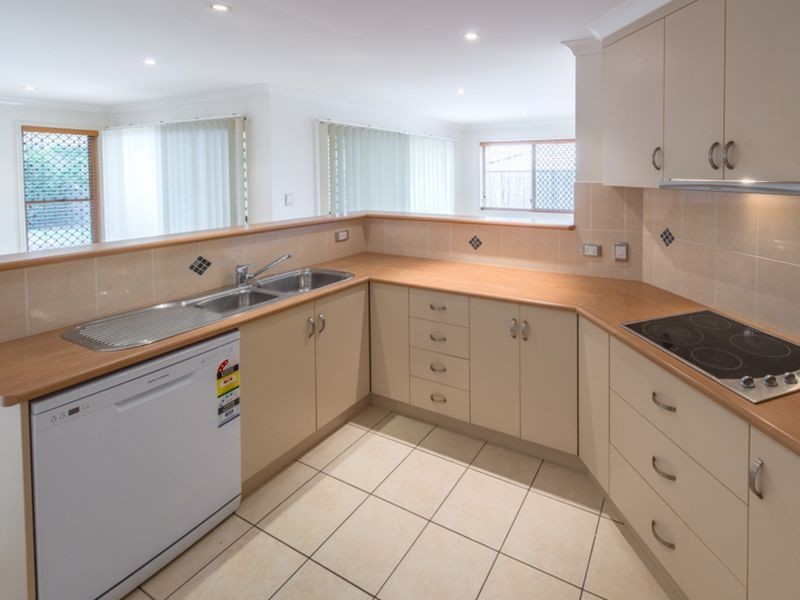 16 McCallum Close, Coral Cove QLD 4670