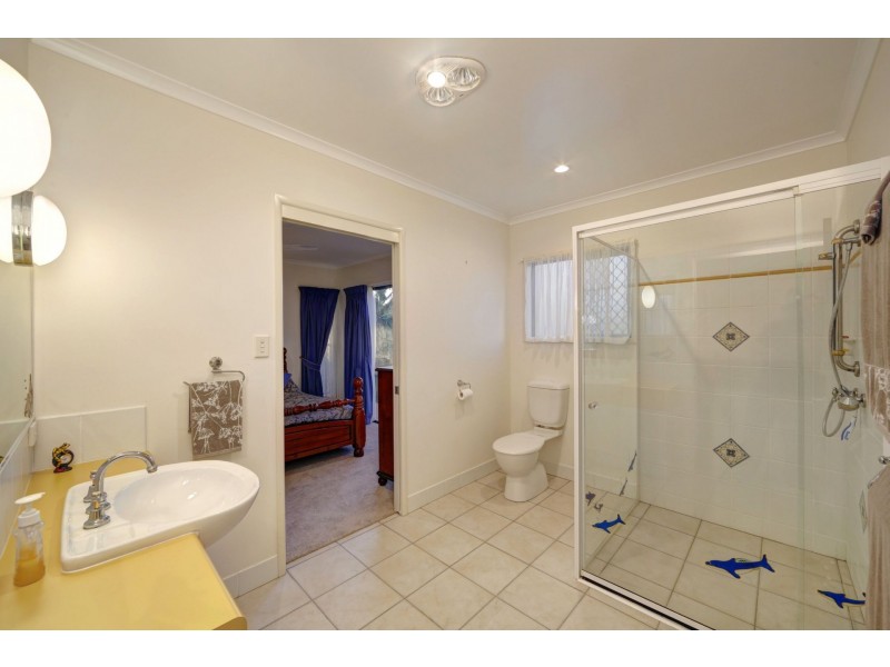 7 Davin Place, Coral Cove QLD 4670