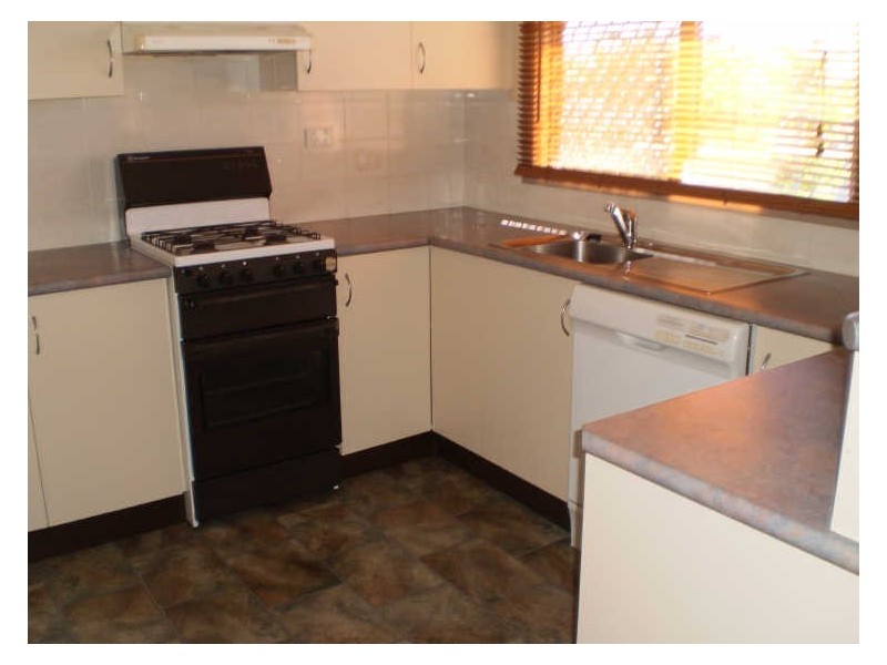 11 Dunn Road, Avenell Heights QLD 4670