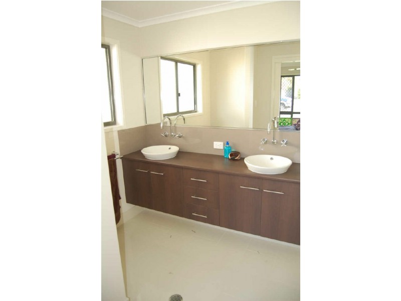 1 Churchward Street, Kepnock QLD 4670