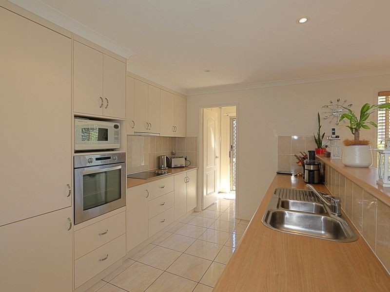 15 McCallum Close, Coral Cove QLD 4670