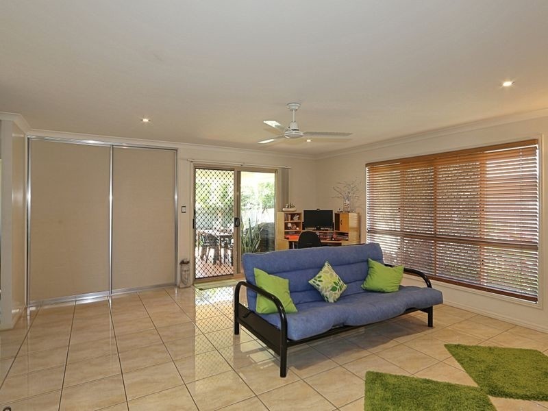 15 McCallum Close, Coral Cove QLD 4670