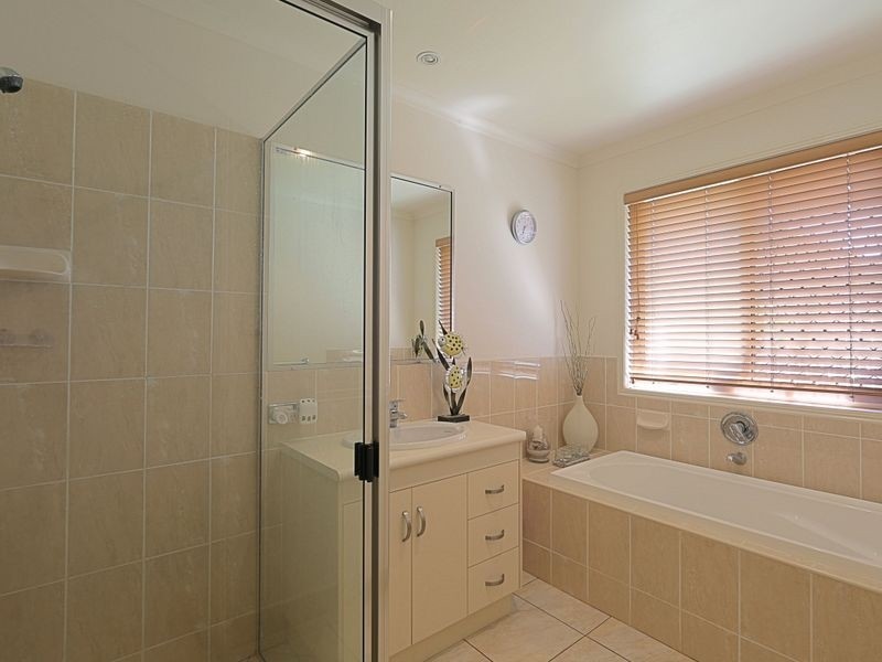 15 McCallum Close, Coral Cove QLD 4670