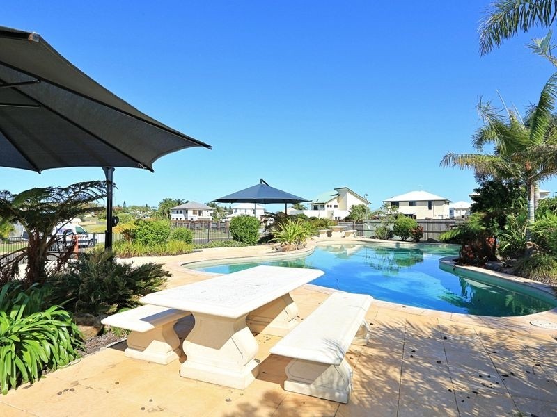 15 McCallum Close, Coral Cove QLD 4670