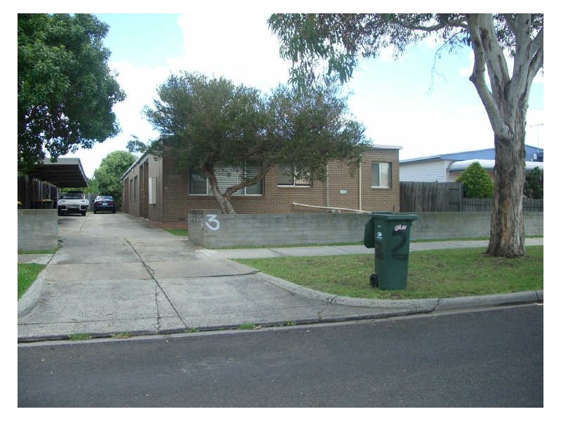 2/1 Leslie Street, St Albans VIC 3021