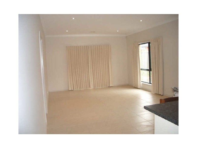 10 Gill Place, Caroline Springs VIC 3023