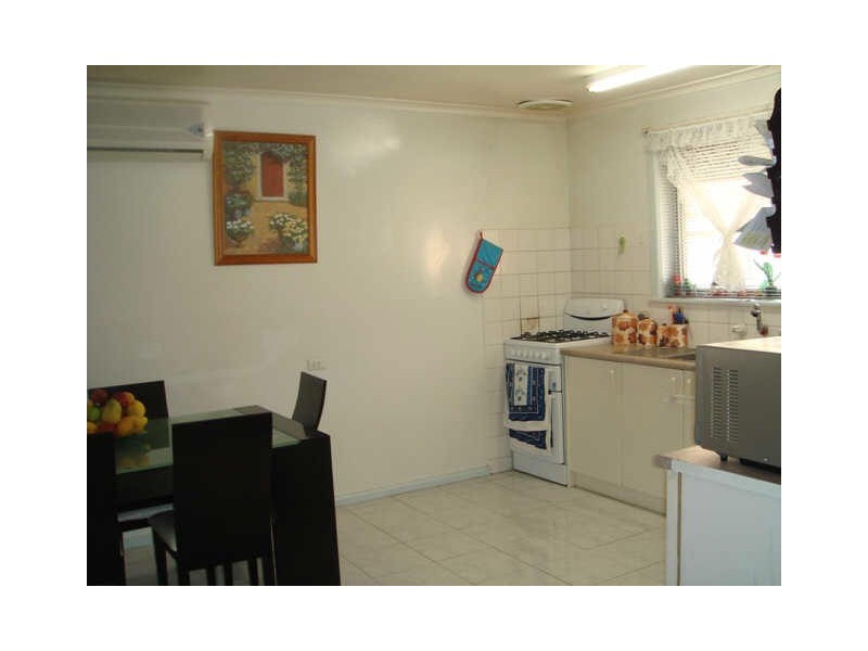 9 Willow Ave, St Albans VIC 3021