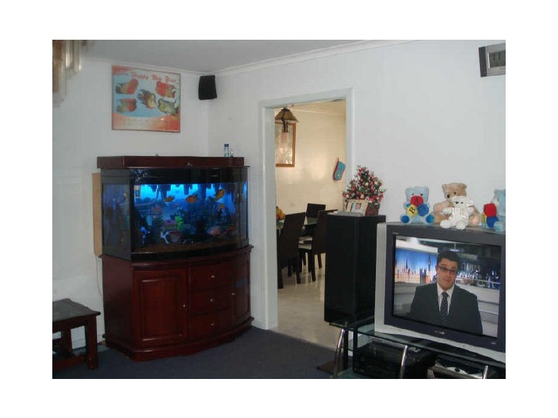 9 Willow Ave, St Albans VIC 3021