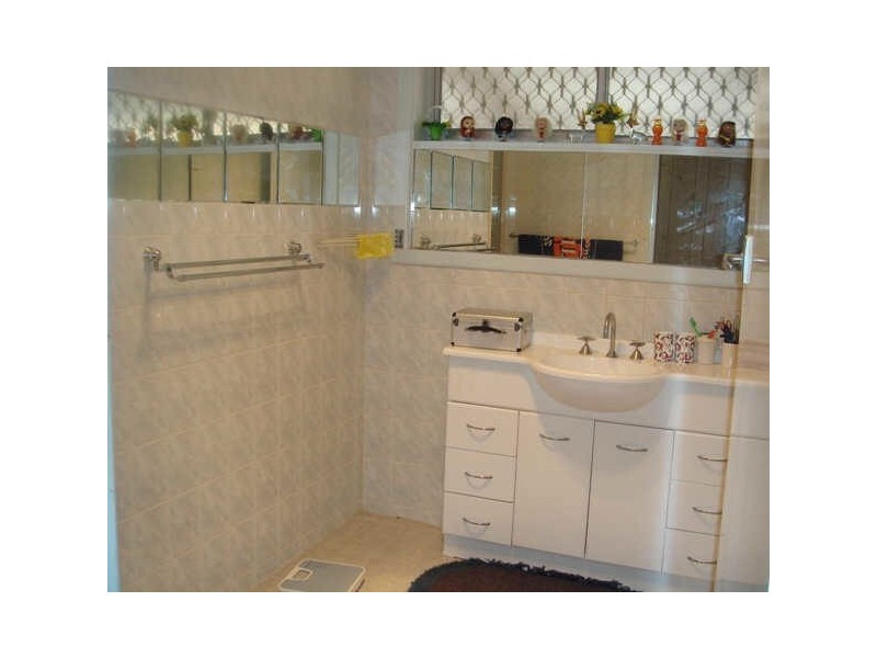 9 Willow Ave, St Albans VIC 3021