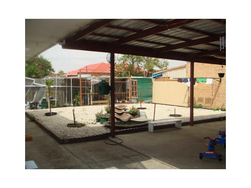 9 Willow Ave, St Albans VIC 3021