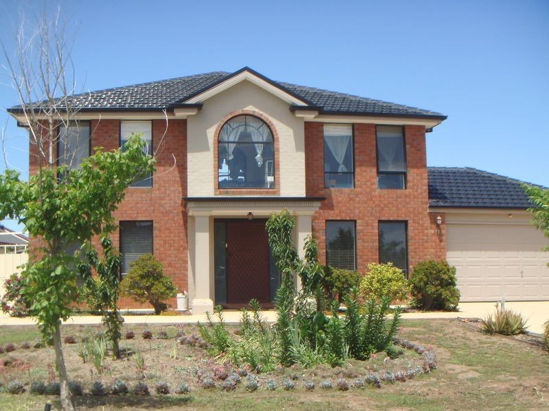 9 Calthorpe Green, Caroline Springs VIC 3023