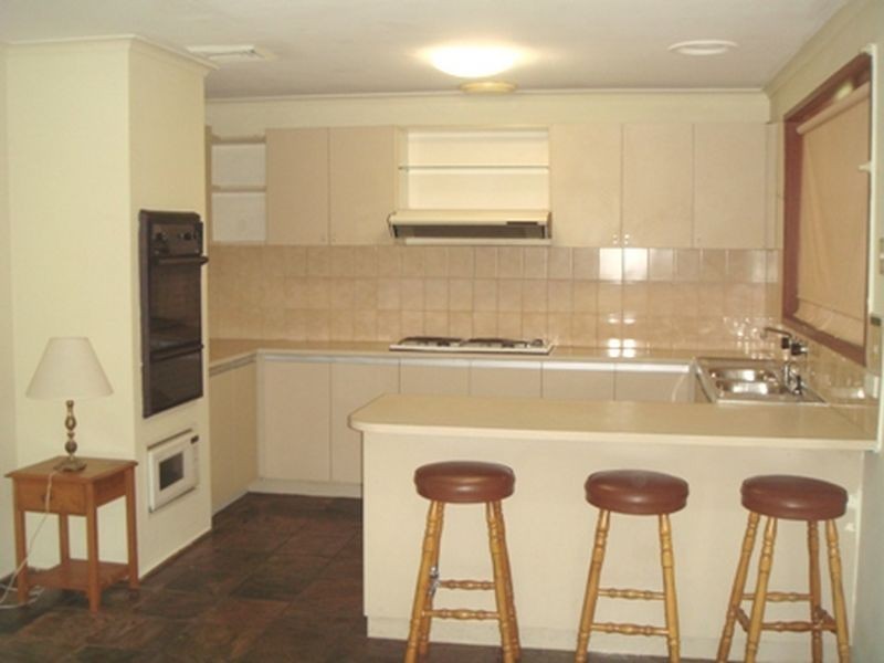 8 Kingfisher Court, Kings Park VIC 3021