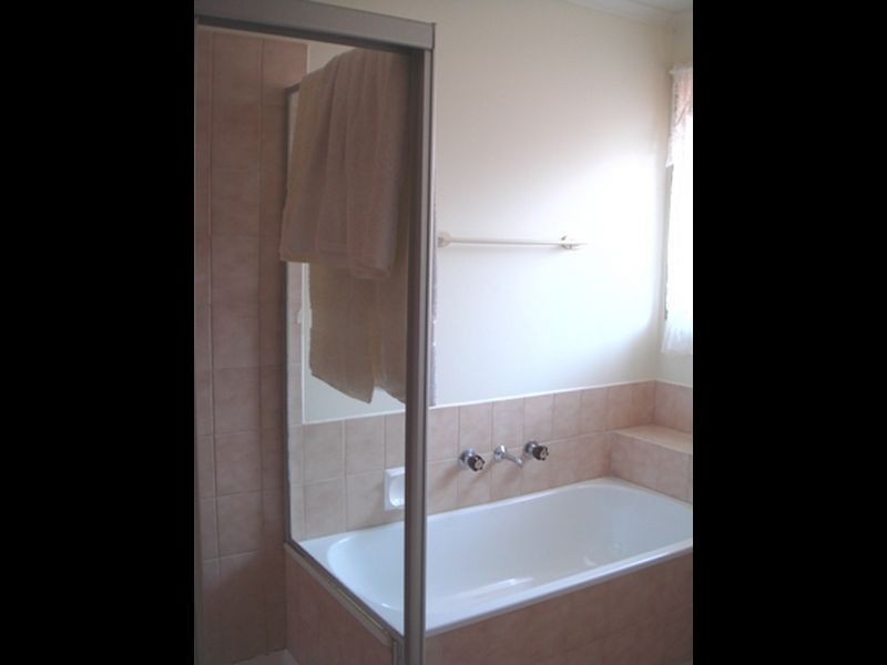 8 Kingfisher Court, Kings Park VIC 3021