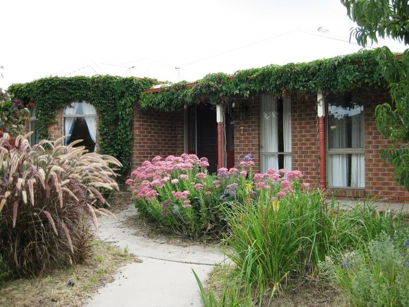7 Victoria Way, Caroline Springs VIC 3023