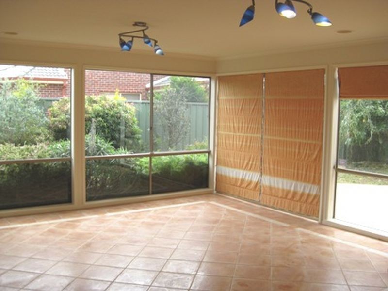 7 Victoria Way, Caroline Springs VIC 3023