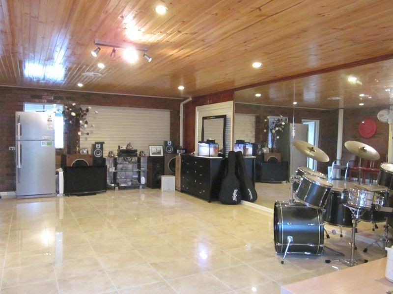 12 Lansdowne Road, Deer Park VIC 3023