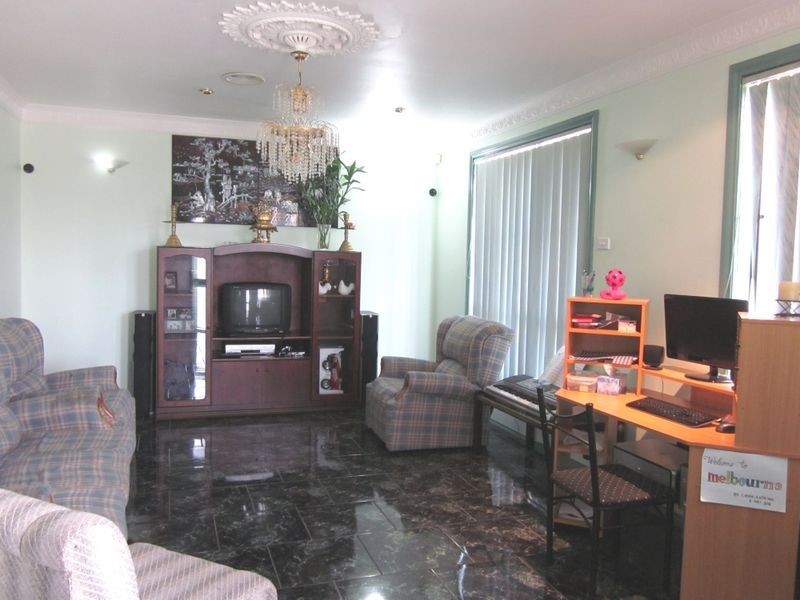 6 Moonstone Circuit, St Albans VIC 3021