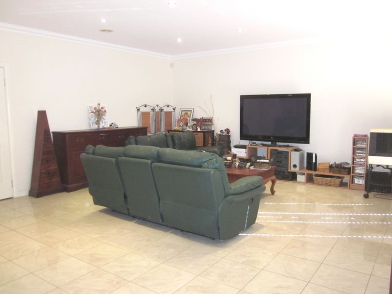 17 Furlong Road, Deer Park VIC 3023