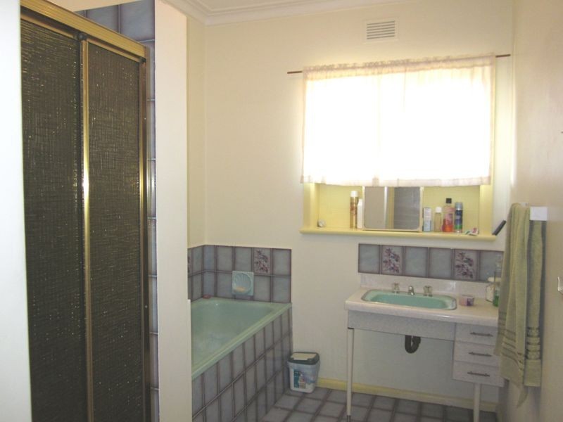 24 Cobham Street, St Albans VIC 3021