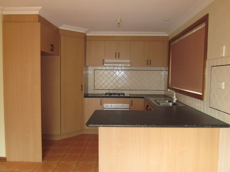 2/21 Winnington Rd, Deer Park VIC 3023