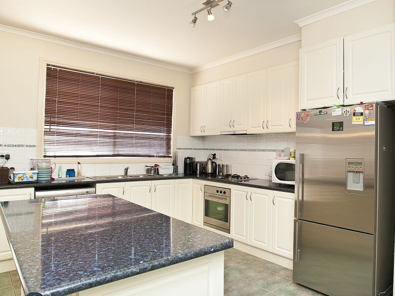 8 Herrington Turn, Caroline Springs VIC 3023