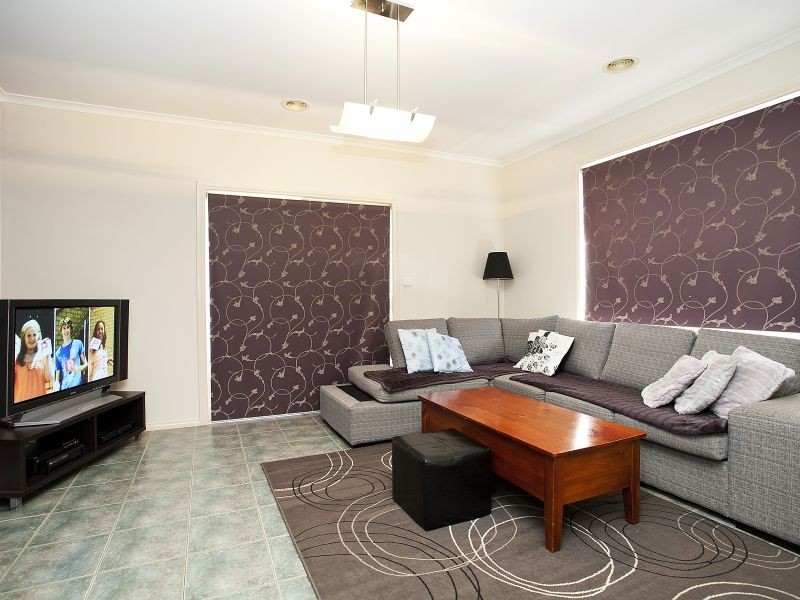 8 Herrington Turn, Caroline Springs VIC 3023