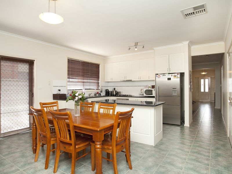 8 Herrington Turn, Caroline Springs VIC 3023