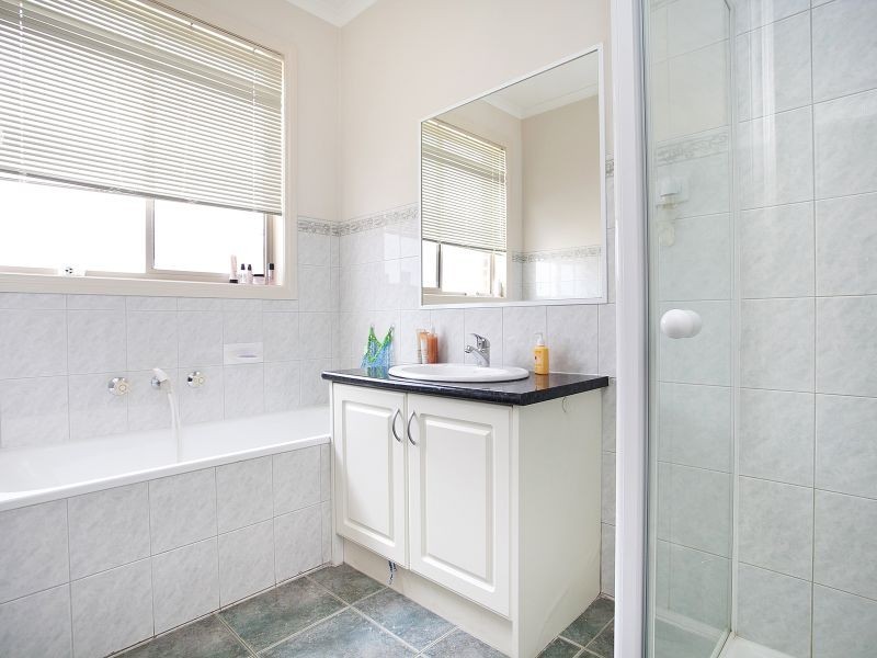 8 Herrington Turn, Caroline Springs VIC 3023