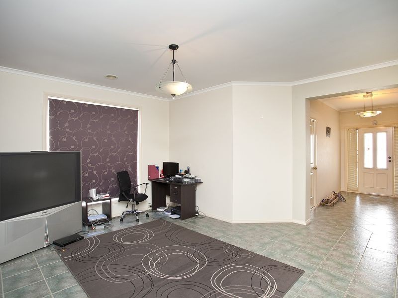 8 Herrington Turn, Caroline Springs VIC 3023