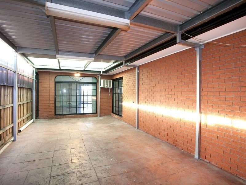 21 Feldspar Close, St Albans VIC 3021