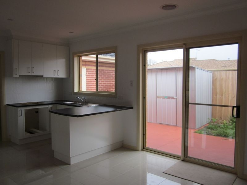 2/200 Biggs Street, St Albans VIC 3021