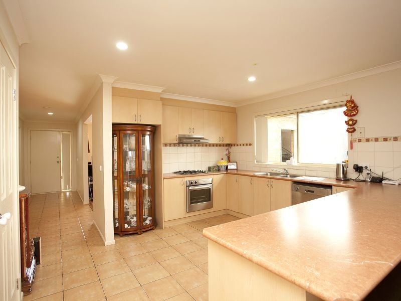 22 Amber Way, Taylors Hill VIC 3037