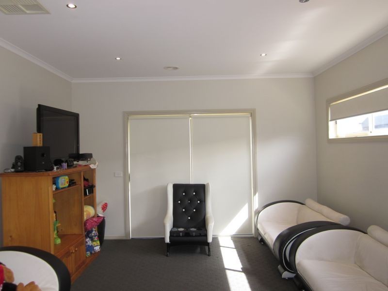9 Wakefields Drive, Brookfield VIC 3338