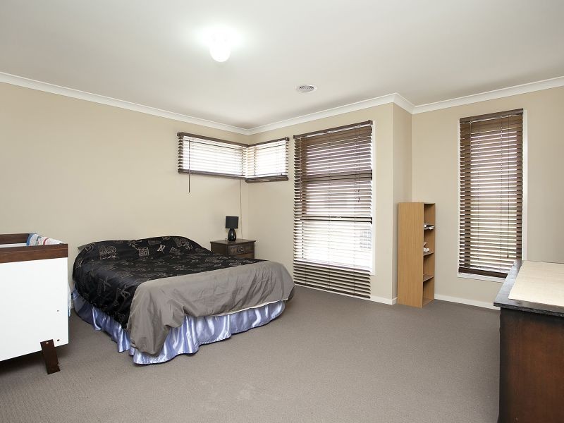 6 Murchison Place, Caroline Springs VIC 3023