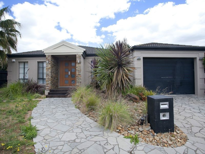 16 Whitmore Place, Hillside VIC 3037
