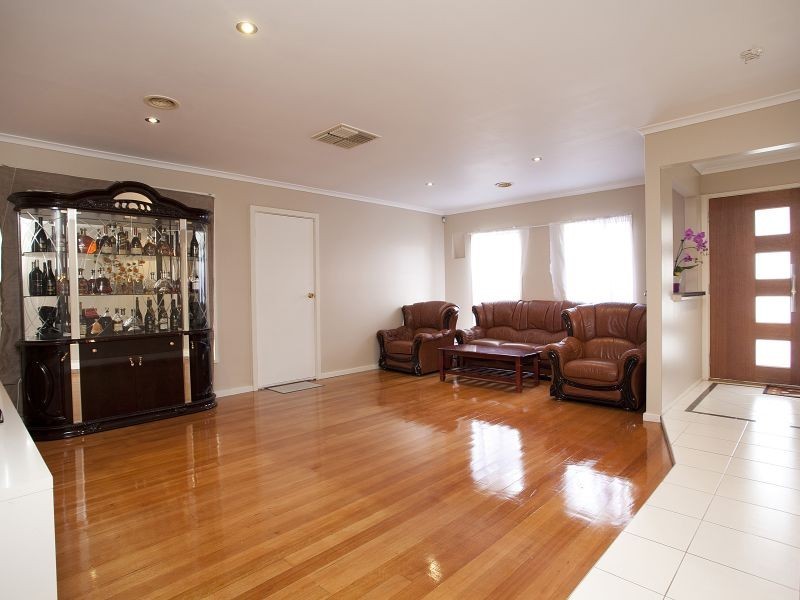 16 Whitmore Place, Hillside VIC 3037