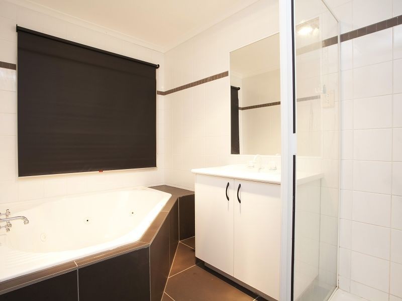 16 Whitmore Place, Hillside VIC 3037