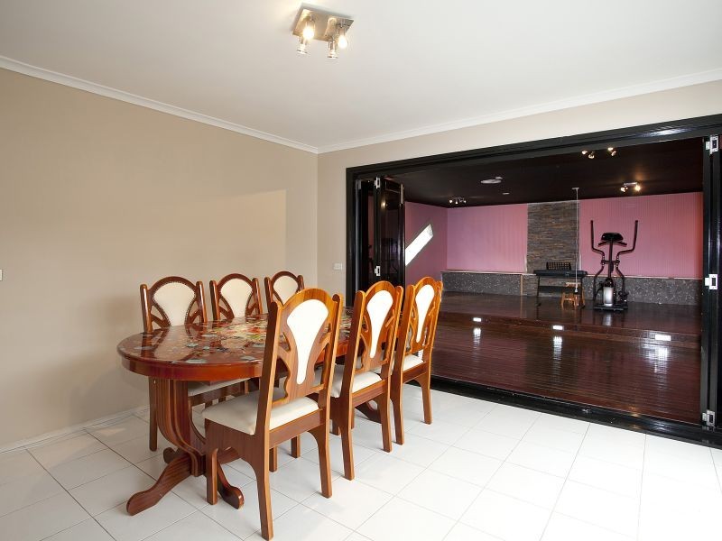 16 Whitmore Place, Hillside VIC 3037