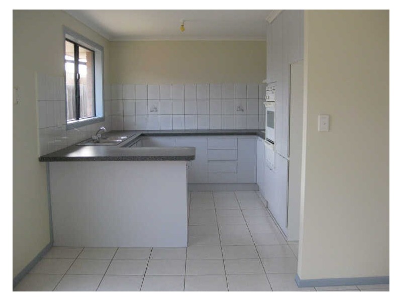 2/9 Adams Street, St Albans VIC 3021