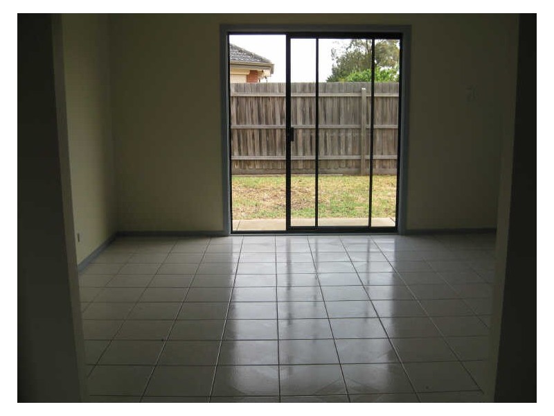 2/9 Adams Street, St Albans VIC 3021