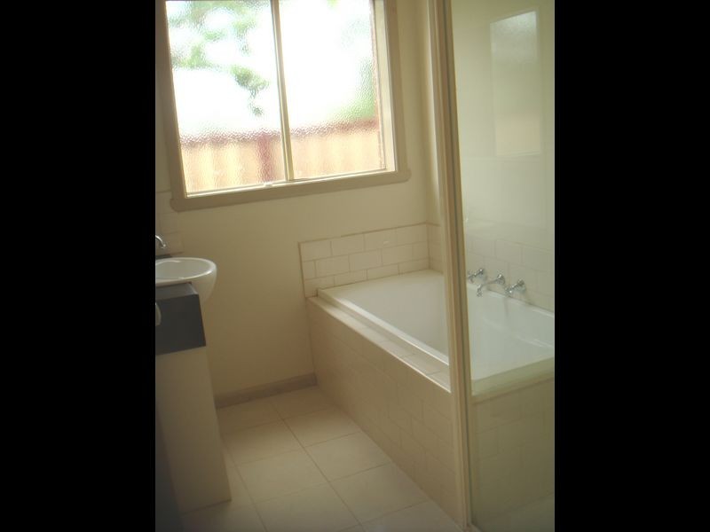 2/10 Cornhill Street, St Albans VIC 3021