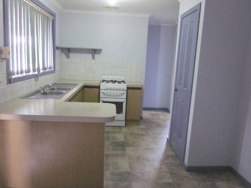 8 Molden Court, Kings Park VIC 3021