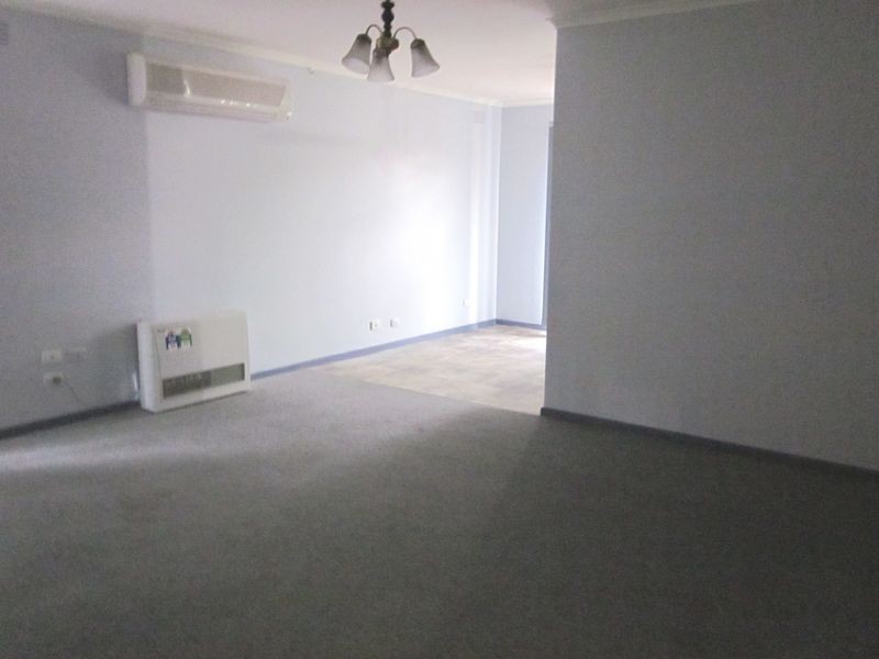 8 Molden Court, Kings Park VIC 3021