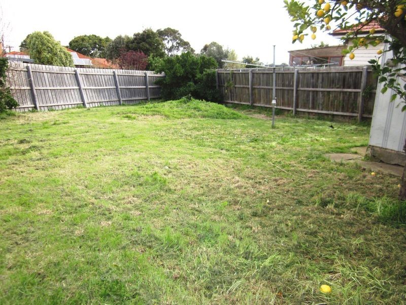 19 Huddersfield Rd, Deer Park VIC 3023