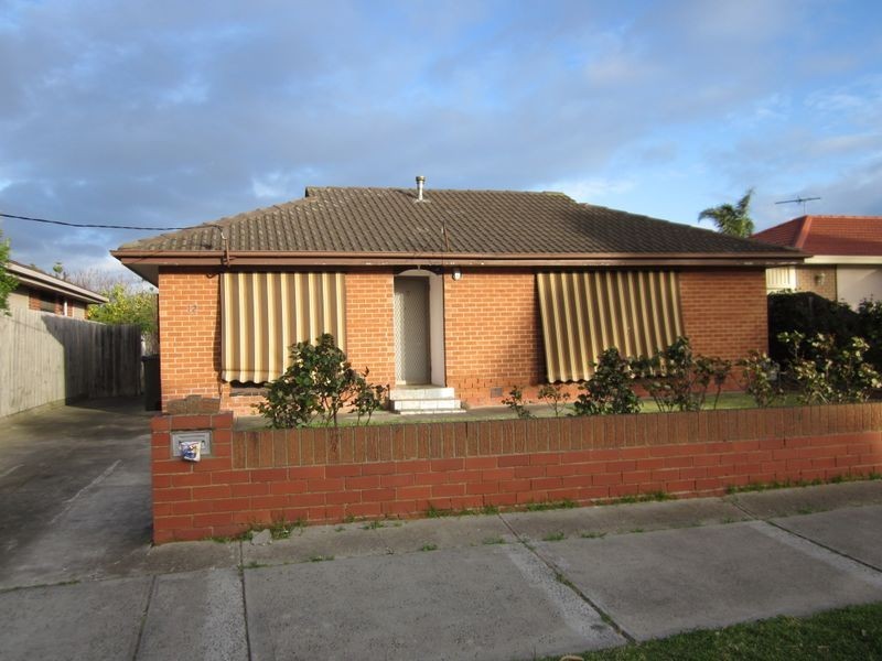 12 Harmon Ave, St Albans VIC 3021