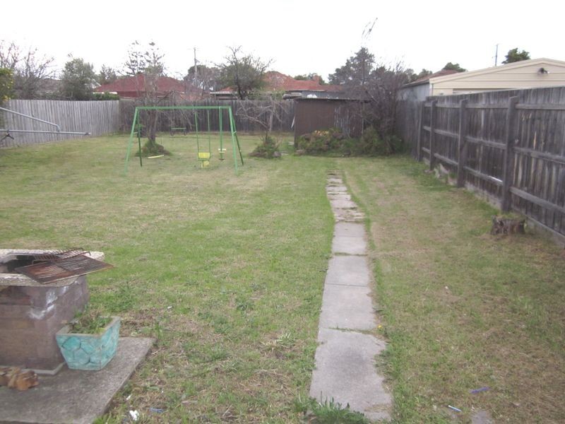 12 Harmon Ave, St Albans VIC 3021