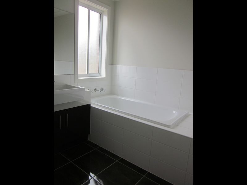 2/12 Marlo Drive, Melton West VIC 3337