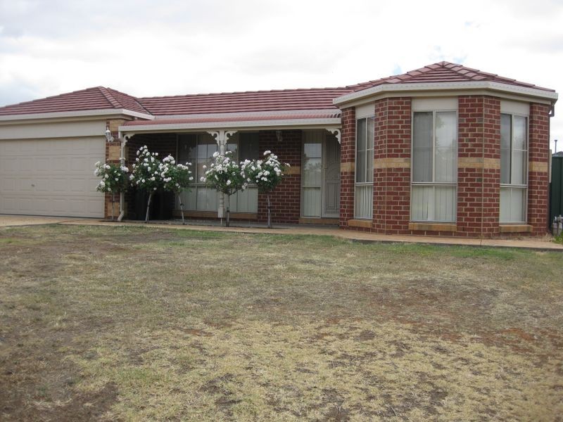 2 Housman Close, Burnside VIC 3023